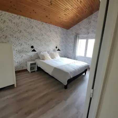 Les Lauriers : Piscine Chauffee Et Climatisation Hotell Sigoulès