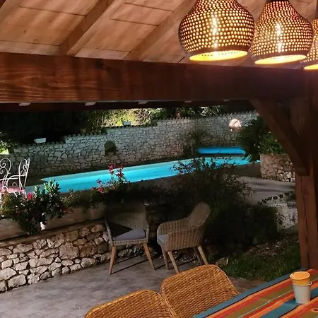 Les Lauriers : Piscine Chauffee Et Climatisation