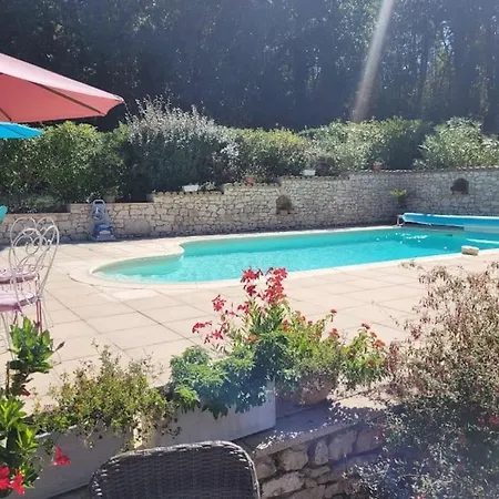 Les Lauriers : Piscine Chauffee Et Climatisation Hotell